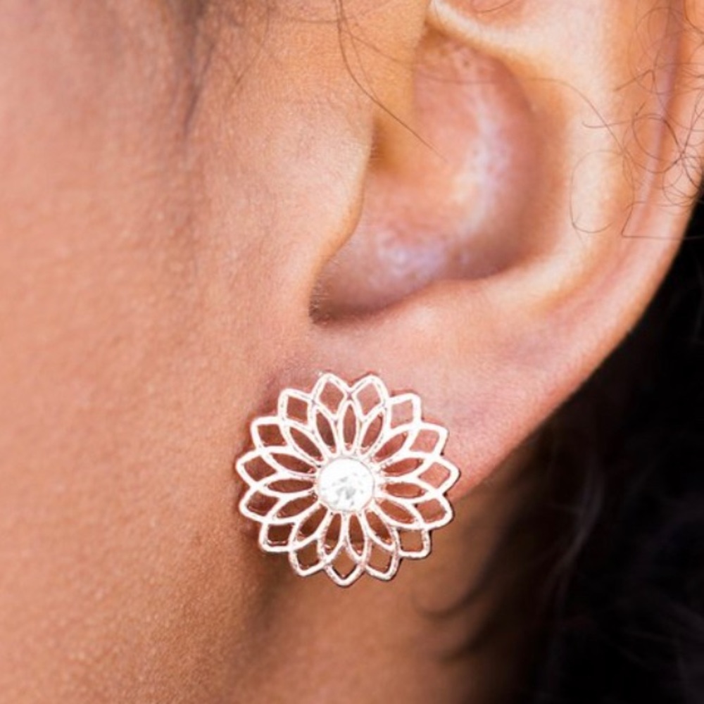Paparazzi Rose gold flower earrings - Picture 3 of 3